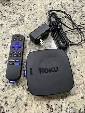 Roku Ultra with cords and remote Model 4670X Preowned Working Condition